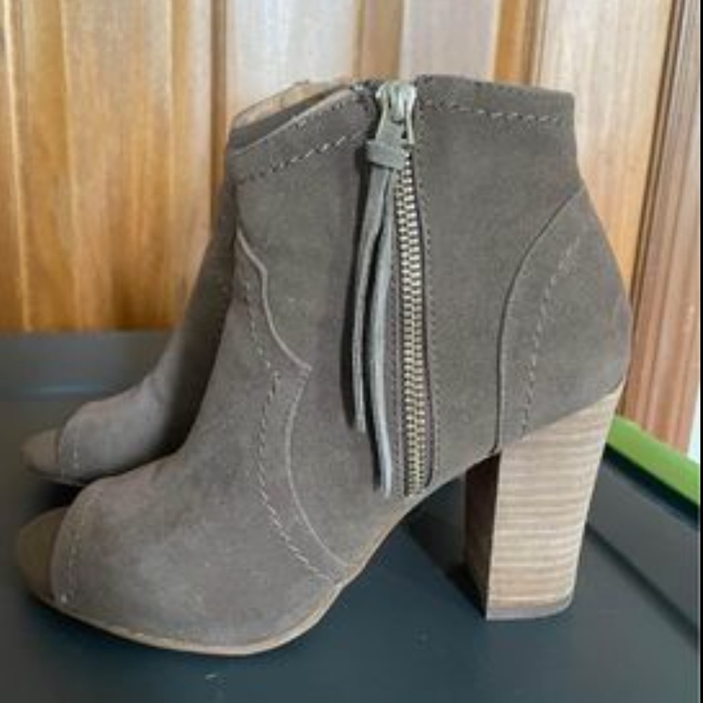 NEW Adorable Taupe Heels